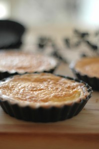 Tarta z kremem kardamonowym