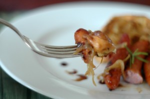 Pudding z Yorkshire ze skarmelizowaną cebulką i kiełbaskami