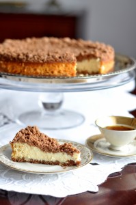 Sernik z tartym ciastem czkoladowym