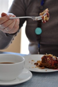 Korzenne ciasto z melasą, śliwkami i migdałami (Plum almond upside-down cake)