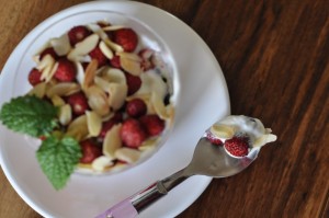 Owoce z miodowym jogurtem- deser w sam raz na lato