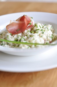 Risotto z młodym groszkiem i długo dojrzewającą szynką