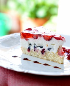 Śmietankowy torcik z truskawkami