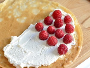 Naleśniki z książką w ręku.