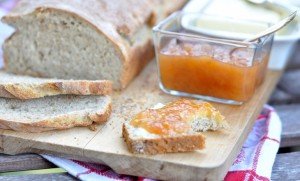 Brzoskiwniowy dżem z limonką, goździkami i cynamonem