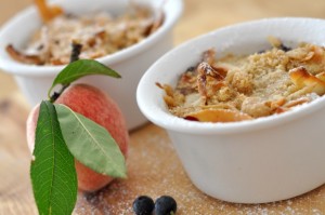 Zapiekane brzoskwinie z kruszonką i kokosową nutą