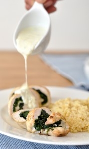 Kurczak faszerowany szpinakiem z sosem z sera pleśniowego