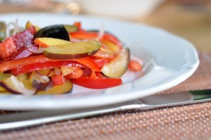 Surówka ze śliwek, papryki i marynowanej cebuli