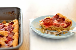 Kardamonowy placek ze śliwkami