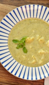 Brokułowy krem z dodatkiem kalafiora