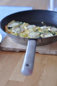 Frittata z ziemniakami, szpinakiem i kozim serem