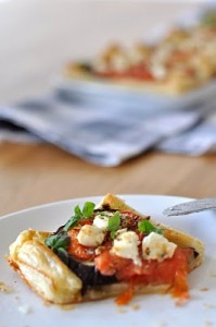 Wytrawne ciasteczka z bakłażanem, pomidorami i fetą