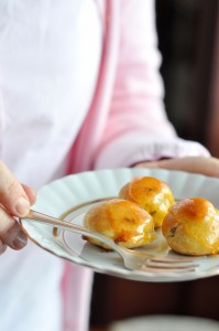 Ptysie z karmelową skorupką i musem czekoladowym