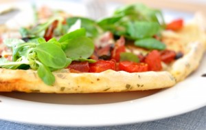 Pizza z roszponką, mozzarellą i pomidorami na ziołowym spodzie