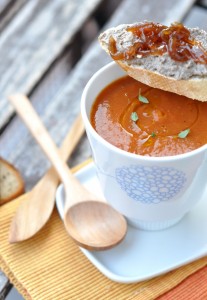 Gęsta zupa z pieczonych pomidorów z aromatycznym czosnkiem