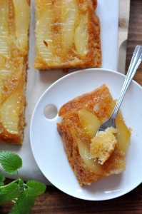 Odwrócone ciasto z gruszkami, karmelem i skórką pomarańczową