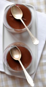 Budyń z gorzką czekoladą, wiśniami i szczyptą cynamonu