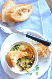 Śniadaniowe jajka zapiekane ze śmietaną i świeżymi ziołami