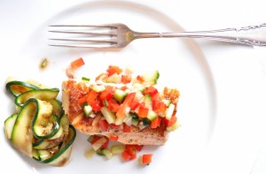 Grillowany łosoś z chrupiącą salsą