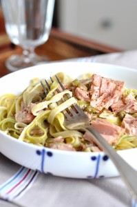 Makaron z tuńczykiem, anchois i kaparami