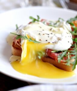 Jajka po benedyktyńsku