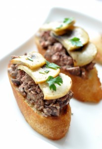 Grzanki z wątróbką i karmelizowanymi pieczarkami