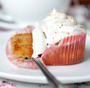 Babeczki z dodatkiem Earl Gray zwieńczone herbacianą pianką