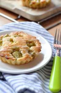 Mini ciasta z rabarbarem i limonkowym lukrem