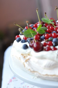 Pavlova z letnimi owocami