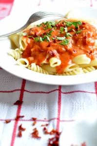 Paprykowy makaron z kiełbasą chorizo