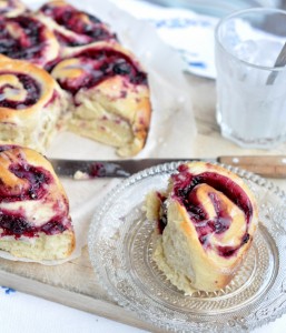 Maślane drożdżowe bułeczki z domowym dżemem malinowym