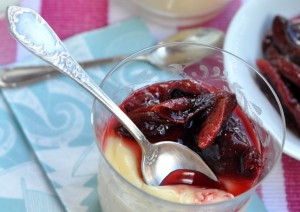 Pudding waniliowy z cynamonowym sosem śliwkowym