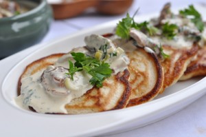 Rozmarynowe placuszki z sosem grzybowym