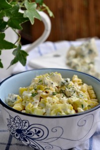 Makaron w sosie z sera pleśniowego, porów i białego wina