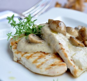 Pierś z kurczaka w sosie musztardowym z karmelizowanymi pieczarkami