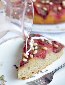 Kardamonowy placek ze śliwkami