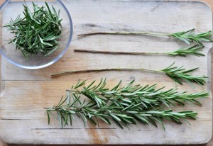 Szaszłyki na gałązkach rozmarynu