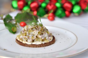 Potrawy Wigilijne: tatar ze śledzi na pumperniklu