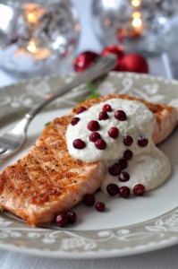 Potrawy wigilijne: łosoś z kremowym sosem chrzanowym