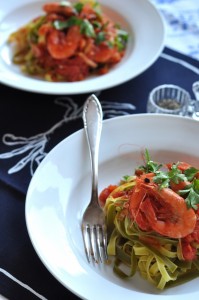 Makaron z krewetkami i sosem pomidorowym