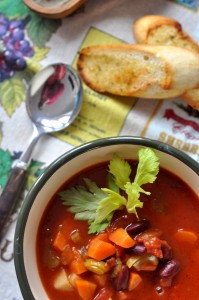 Gęsta zupa warzywna z czerwoną fasolą