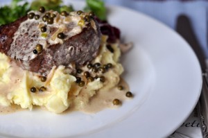 Stek wołowy z polędwicy (filet mignon) z zielonym pieprzem