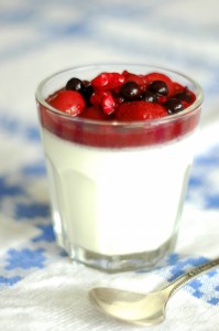 Waniliowa panna cotta z sosem owocowym