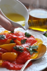 Sałatka z pieczonej papryki z czosnkowym dressingiem