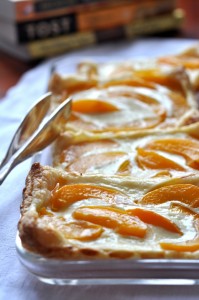 Ciasto francuskie z twarogiem i brzoskwiniami