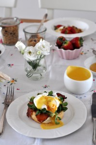 Jajka po benedyktyńsku z roszponką