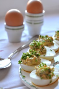 Jajka faszerowane z ziołami i kaparami