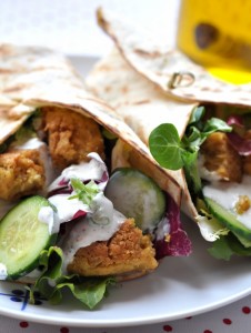 Kotleciki z ciecierzycy w tortilli (plus sos z awokado)