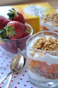 Twarożek z owocami tropikalnymi i chrupiącą posypką