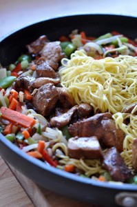 Chiński makaron z warzywami i kurczakiem